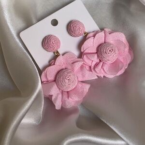 Pink flower drop earrings. New